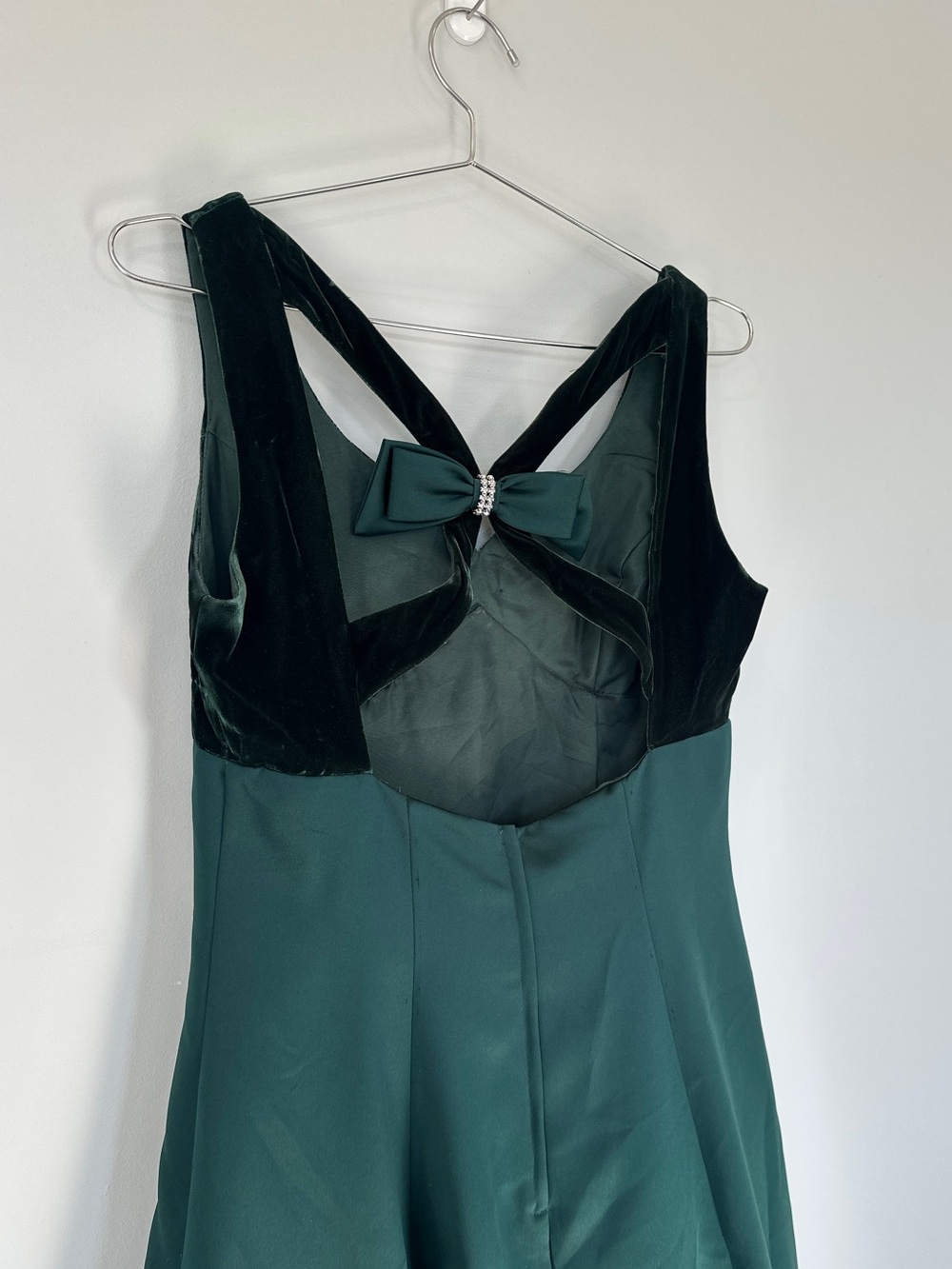 Nu-Mode - Emerald Green Sleeveless A-Line gown with Bow S14- see measurements - Picture 4 of 13